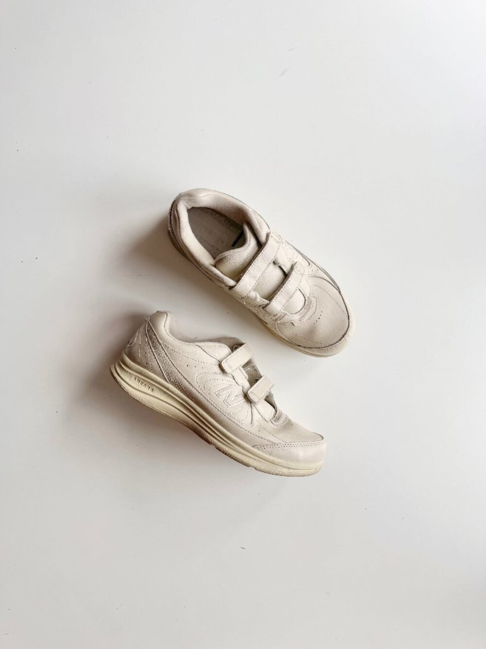 NEW BALANCE 577 Bone Beige Leather Hook & Loop Low Top Walking Sneakers Size 8.5